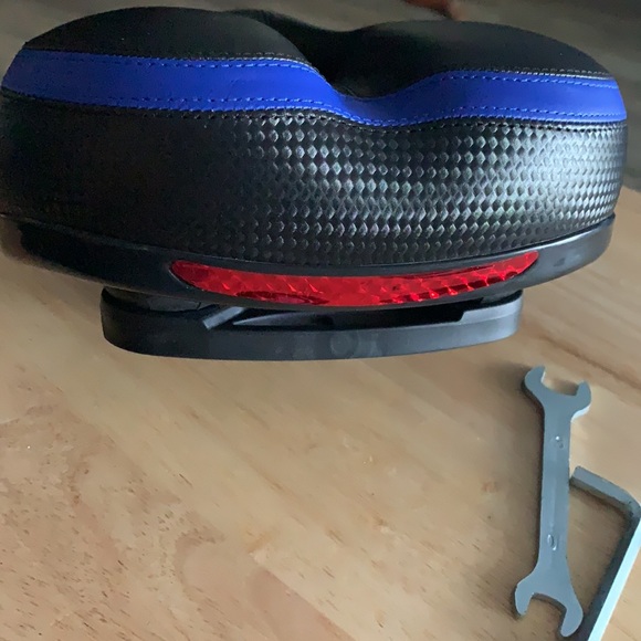 Bike seat new never been used - Picture 3 of 4